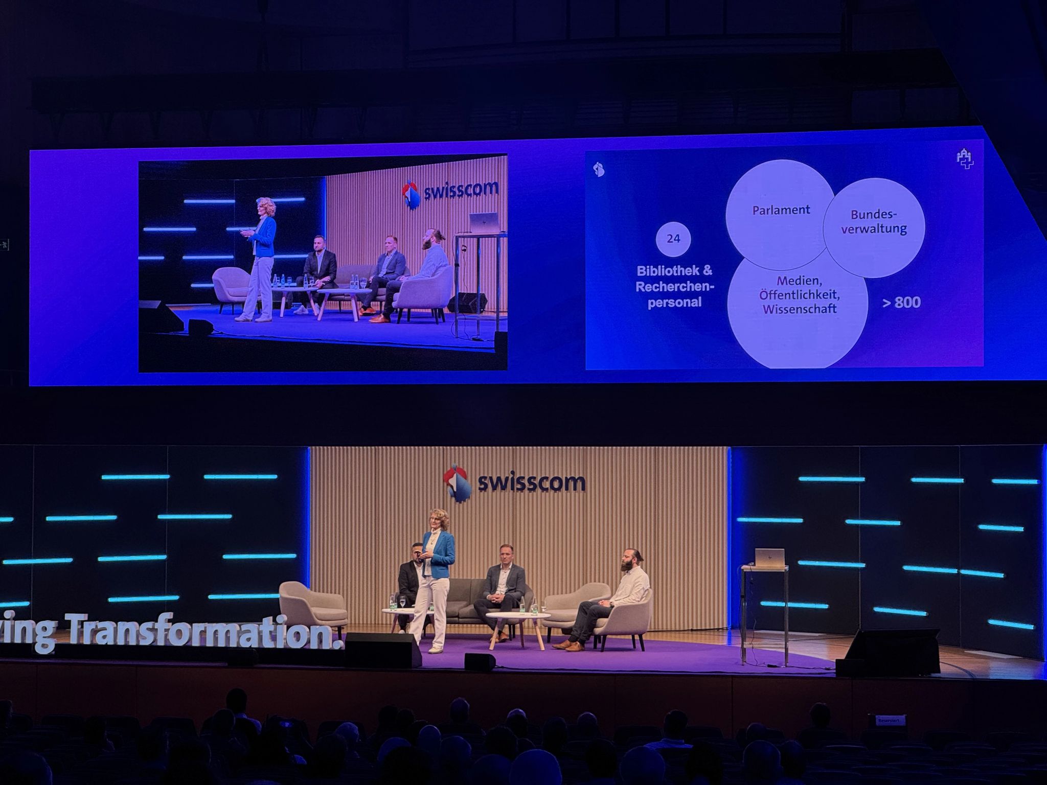 Dr. Jacqueline Kucera präsentiert an den Swisscom Business Days 2024 im KKL Luzern den KI-Chatbot zur Analyse von Parlamentsdaten